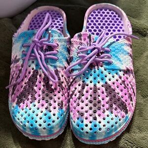 Colorful beach Shoes with Purple Accents